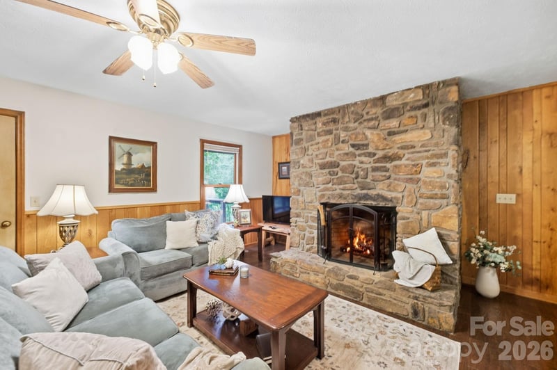 1424 Big Cove Rd, Waynesville, NC 28786