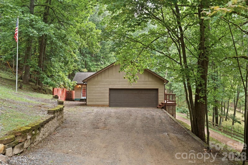 1424 Big Cove Rd, Waynesville, NC 28786