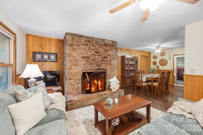 1424 Big Cove Rd, Waynesville, NC 28786