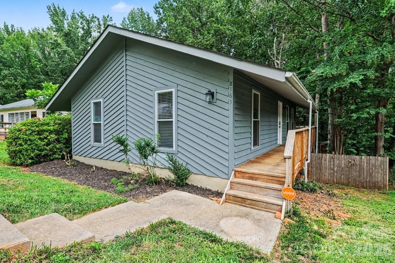 8163 Walnut Creek Ln, Charlotte, NC 28227