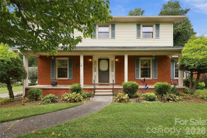 1641 Camelot Dr, Hendersonville, NC 28739
