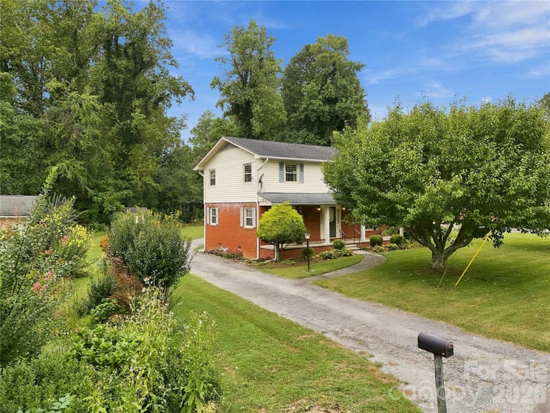 1641 Camelot Dr, Hendersonville, NC 28739