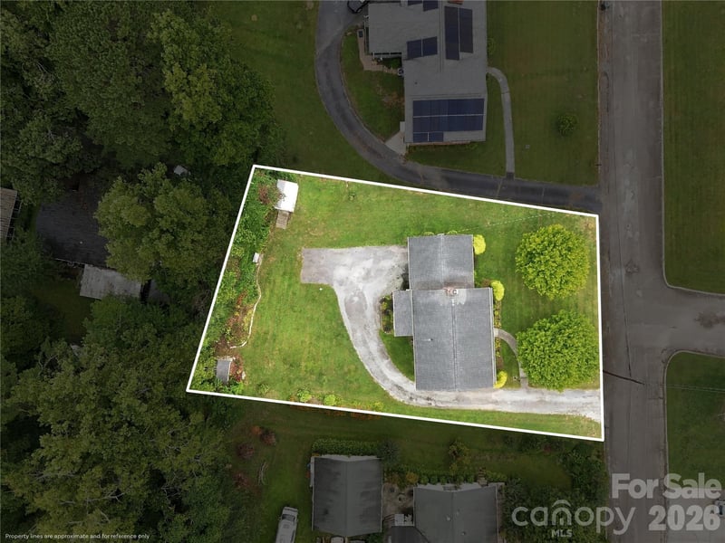 1641 Camelot Dr, Hendersonville, NC 28739