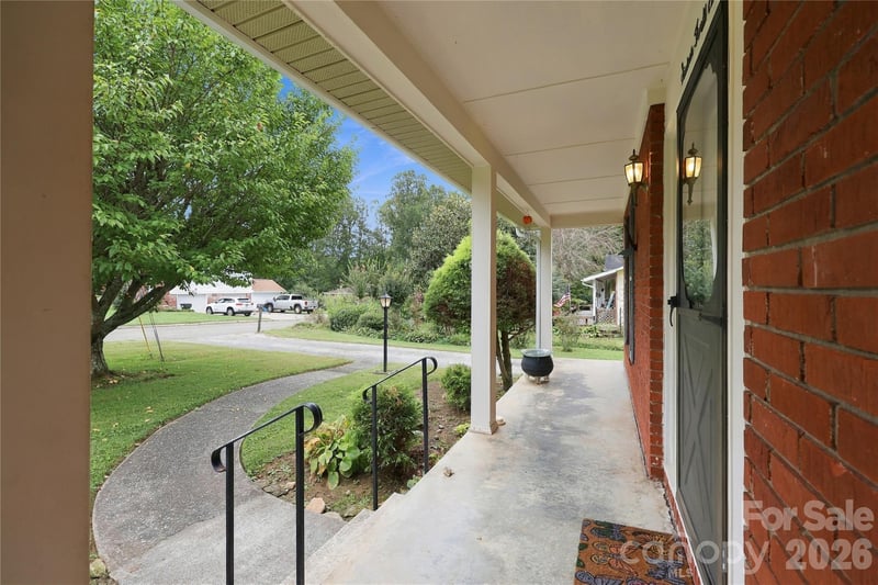 1641 Camelot Dr, Hendersonville, NC 28739
