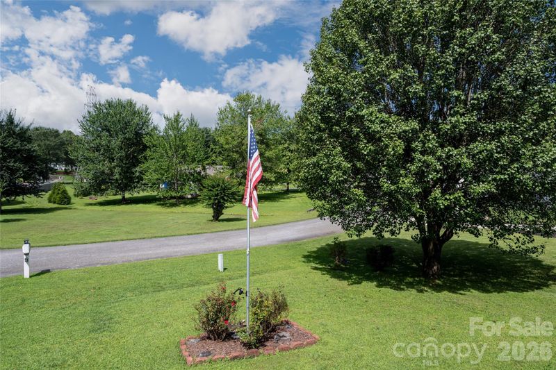 40 Meadow Dr, Horse Shoe, NC 28742