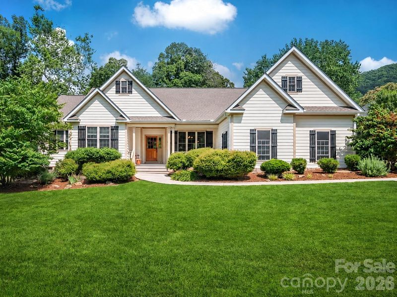 122 Twin Courts Dr, Weaverville, NC 28787