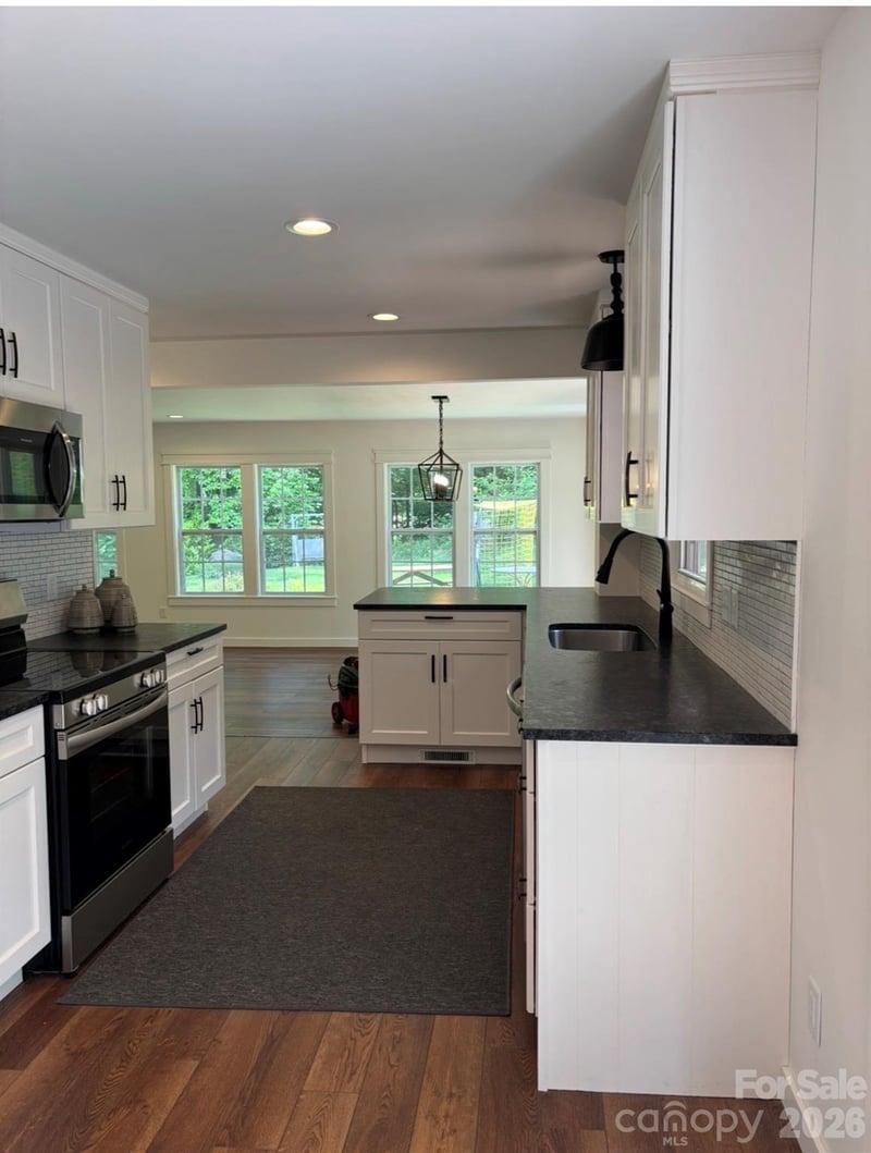 6 Green Knoll Dr, Candler, NC 28715