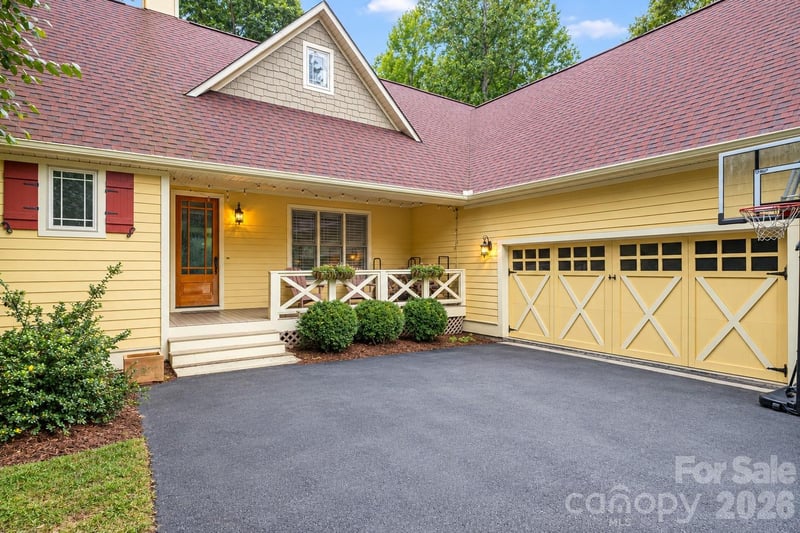 312 E Forest Pl, Candler, NC 28715