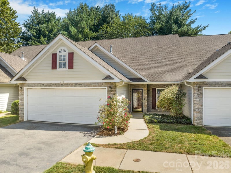896 West Pointe Dr, Asheville, NC 28806