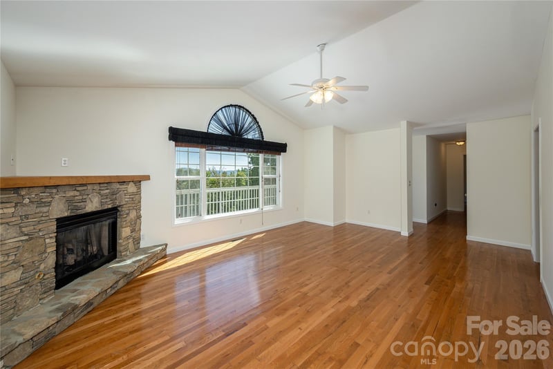 219 Greens View Dr, Horse Shoe, NC 28742