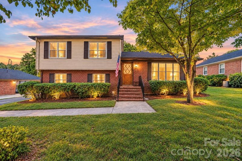 13519 Four Oaks Ln, Matthews, NC 28105
