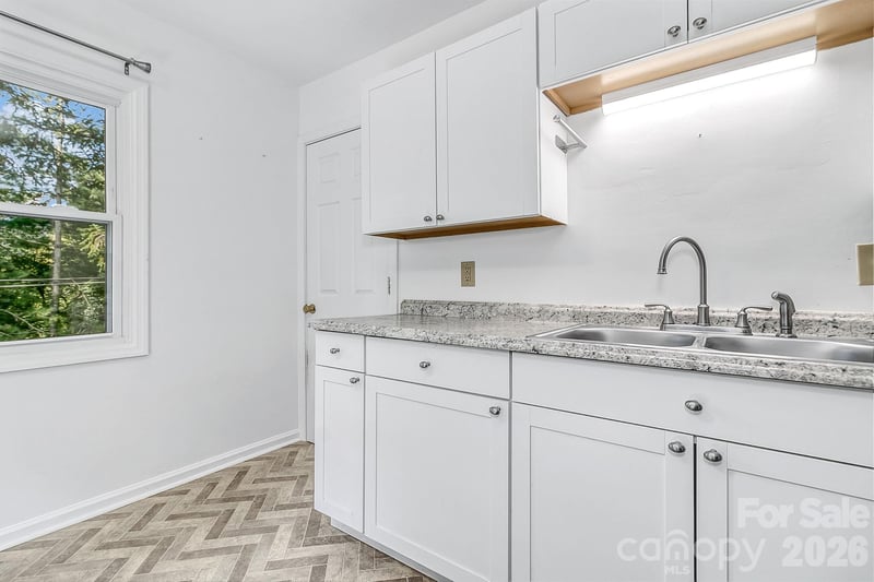 16 Merlin Way, Asheville, NC 28806