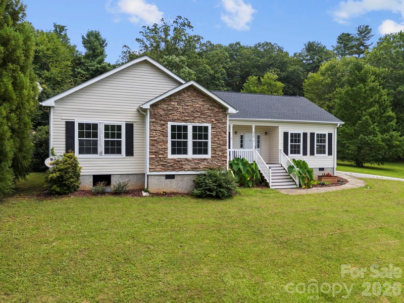 97 Meadowview Dr, Saluda, NC 28773
