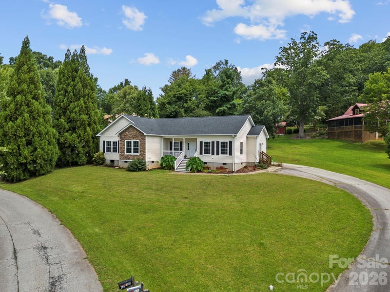97 Meadowview Dr, Saluda, NC 28773