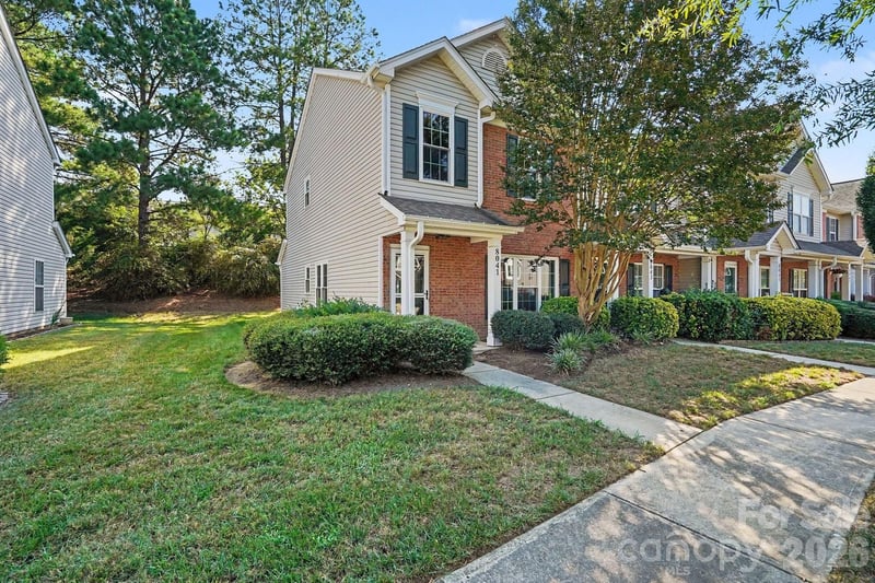 8041 Stoneham Ct, Charlotte, NC 28105