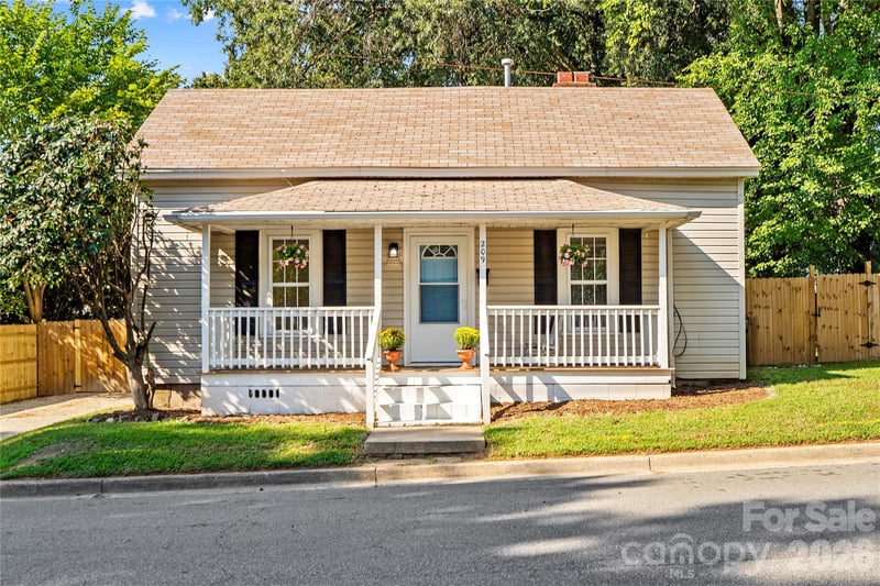 209 E Wilson Ave, Mooresville, NC 28115