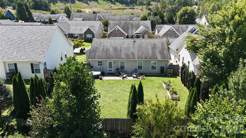 105 Creekwalk Ln, Hendersonville, NC 28792