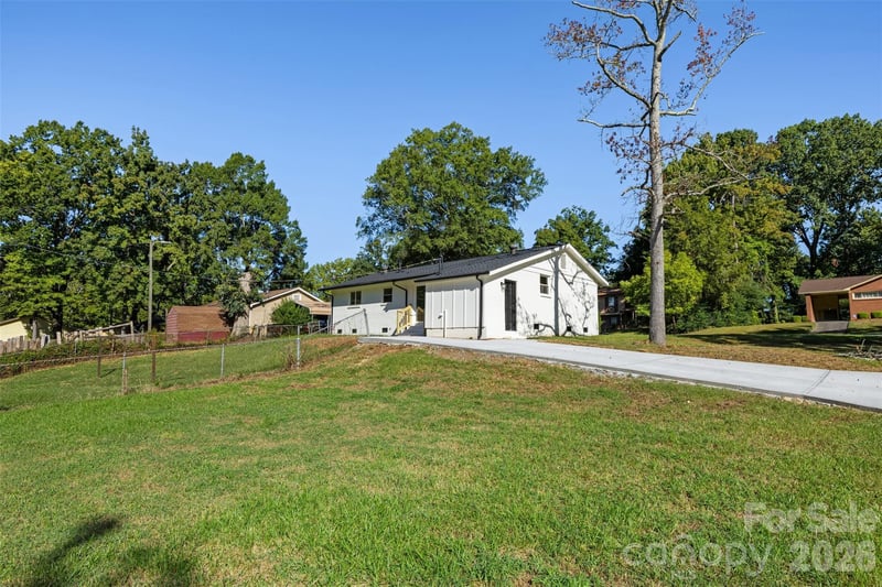 5618 Snow White Ln, Charlotte, NC 28213