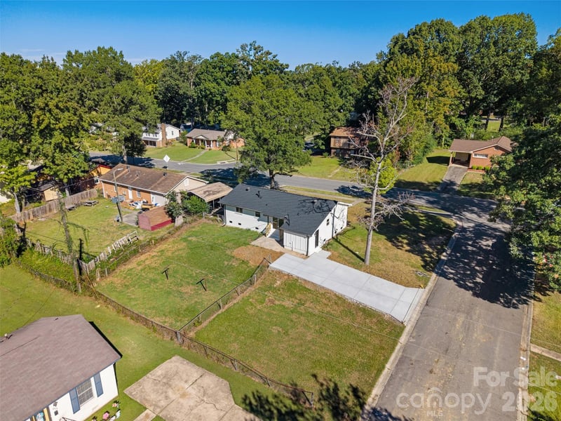5618 Snow White Ln, Charlotte, NC 28213