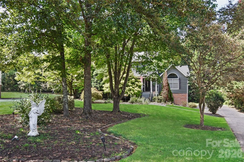 1861 Plaza Dr, Hickory, NC 28602
