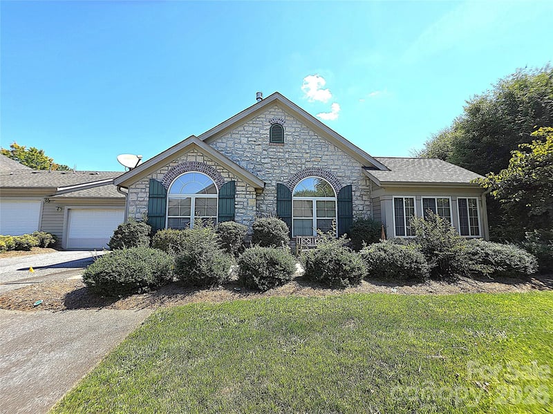 812 Wynnshire Dr #B, Hickory, NC 28601