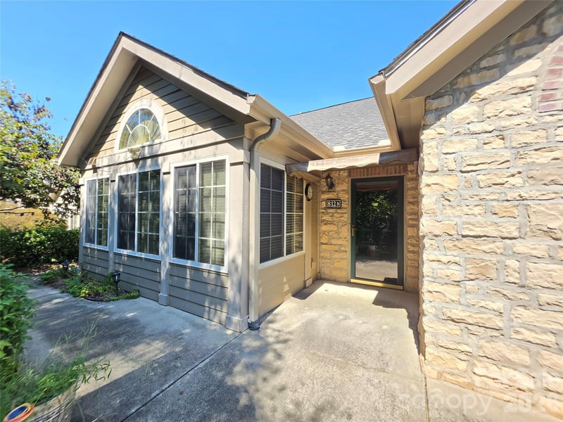 812 Wynnshire Dr #B, Hickory, NC 28601