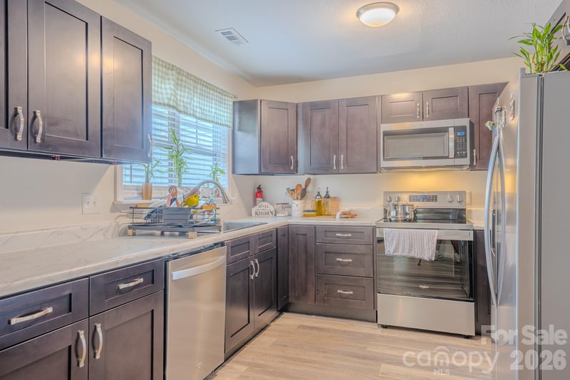 177 Clear Creekside Dr, Hendersonville, NC 28792