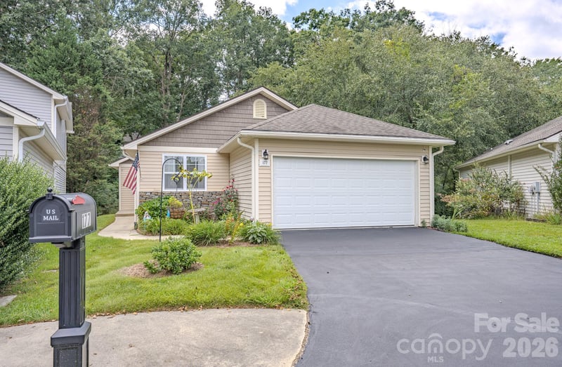 177 Clear Creekside Dr, Hendersonville, NC 28792