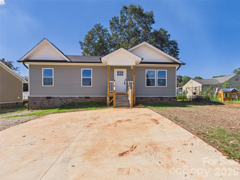210 22nd Avenue Pl NE, Hickory, NC 28601