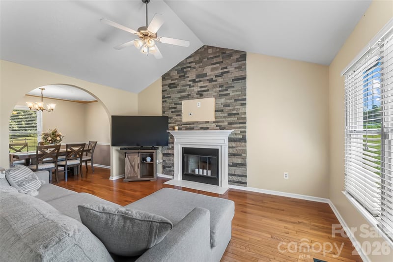 1688 Buffett Cir, Hickory, NC 28602