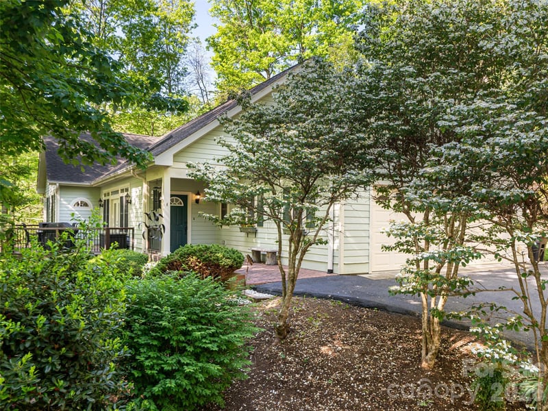 4 Dogwood Glen Cir, Etowah, NC 28729