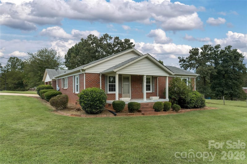 5271 Harris Farm Rd, Hickory, NC 28602