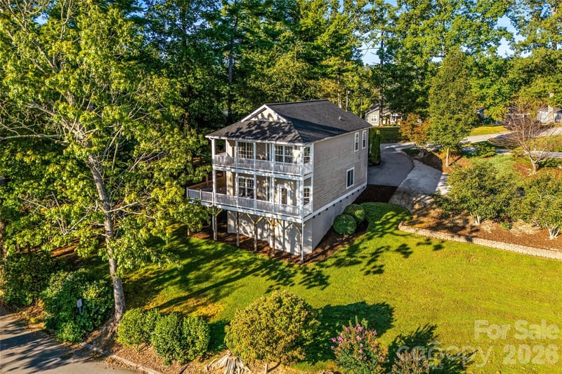 14 Summit Cir, Hendersonville, NC 28739