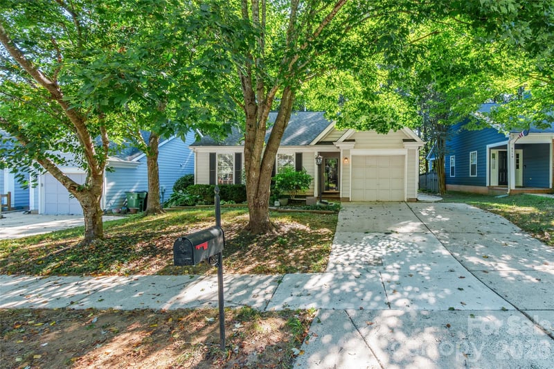 8514 Lockerbie Ln, Charlotte, NC 28215