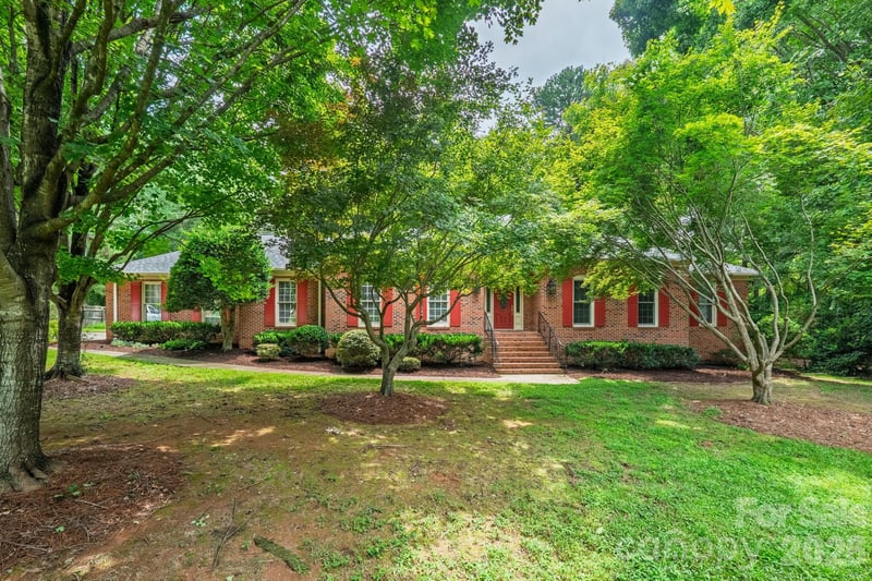 3517 Honeysuckle Dr, Matthews, NC 28104