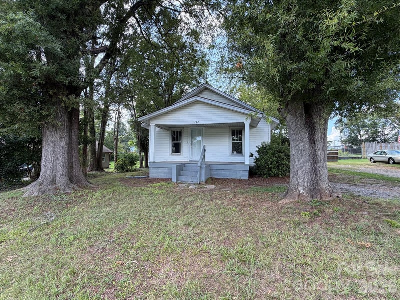 142 26th St SW, Hickory, NC 28602