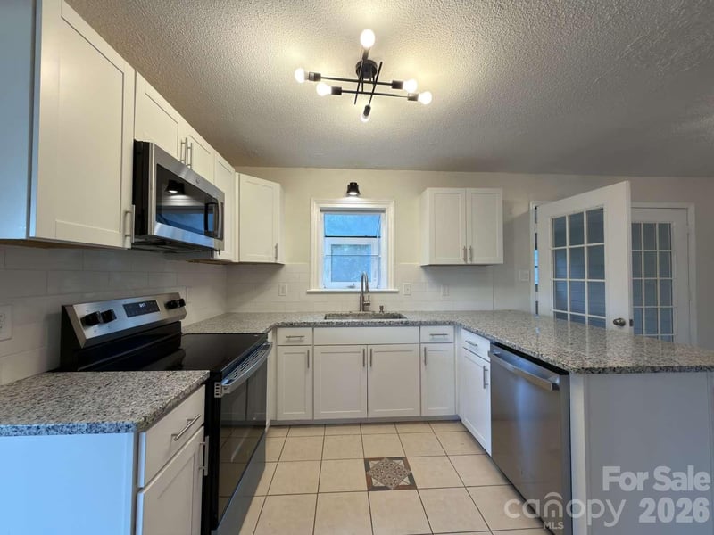 2060 27th Avenue Dr NE, Hickory, NC 28601