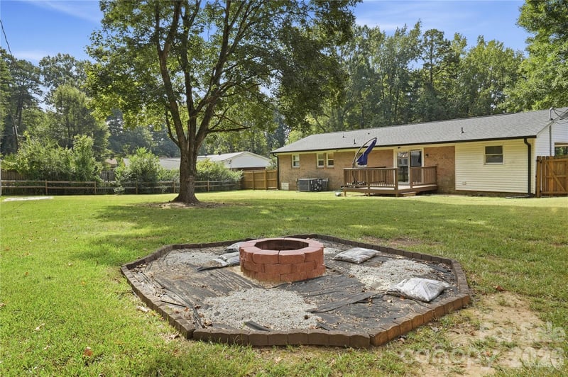 2626 Fairgreen Dr, Gastonia, NC 28056