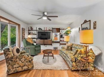 8 Hummingbird Ln, Asheville, NC 28806
