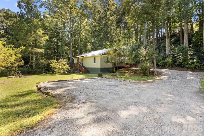 400 Laurel Dr, Saluda, NC 28773