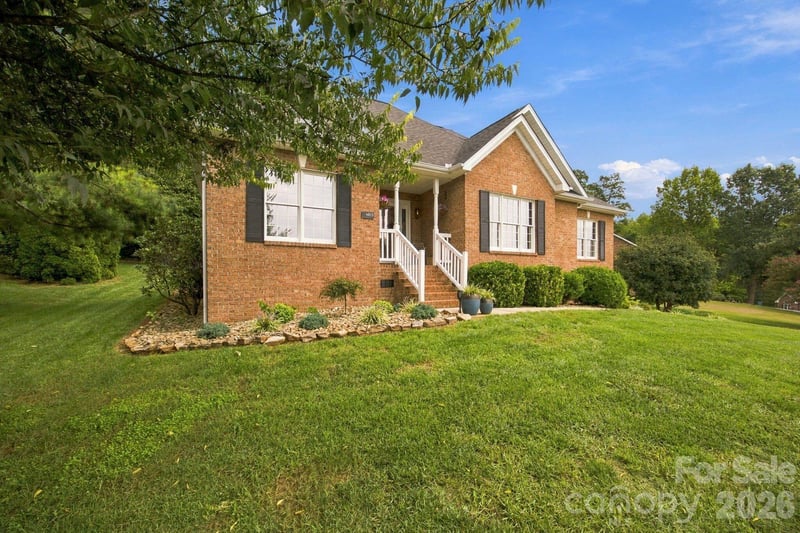 1463 Brookstone Dr, Hickory, NC 28602