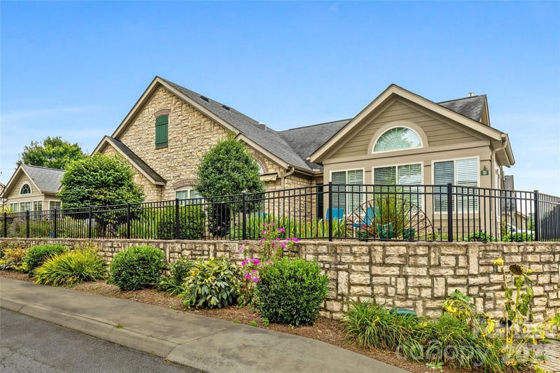 31 Braeburn Way, Flat Rock, NC 28731