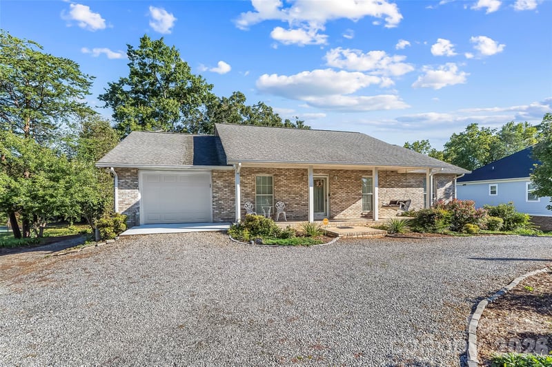 477 14th Avenue Dr NE, Hickory, NC 28601
