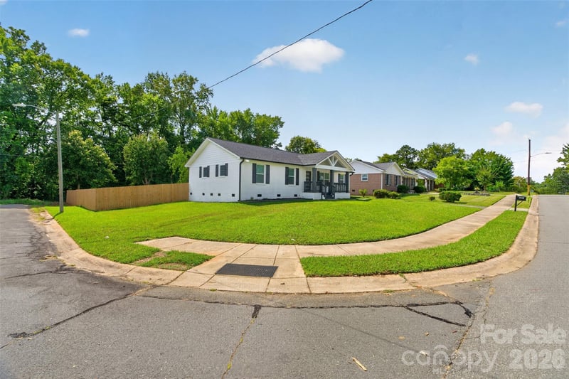 3001 Dalecrest Dr, Charlotte, NC 28269