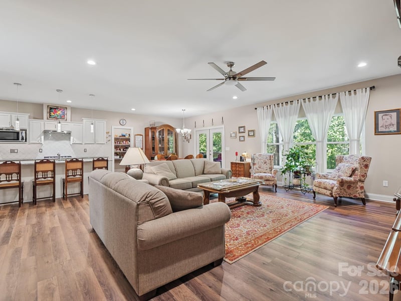 168 Willow Place Cir, Hendersonville, NC 28739