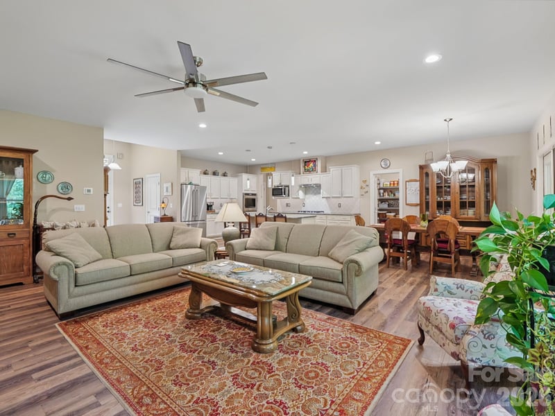 168 Willow Place Cir, Hendersonville, NC 28739