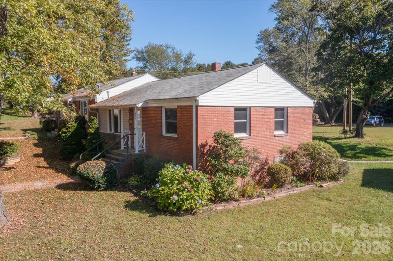 27 Trowbridge Ln, Brevard, NC 28712