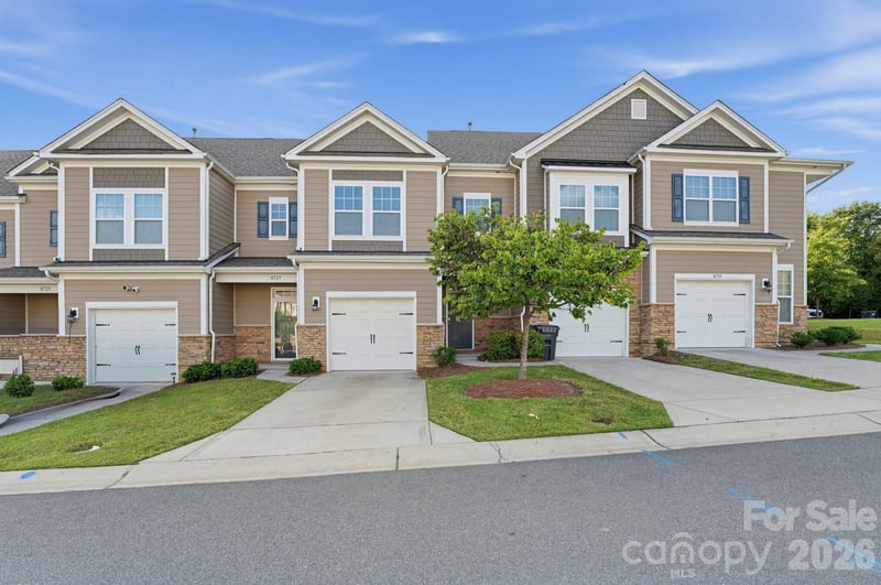 8727 Harris Lake Ln, Charlotte, NC 28269