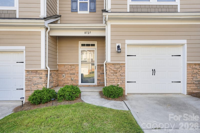 8727 Harris Lake Ln, Charlotte, NC 28269