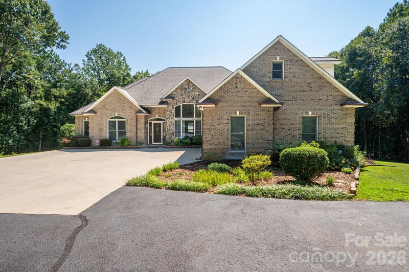 145 Chippawa Dr, Dallas, NC 28034
